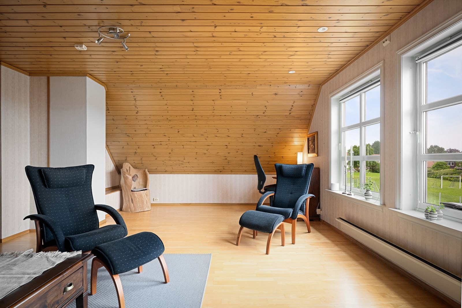 Store vindusflater fra 2000 gir godt med lys til loftstuen. Galleribilde