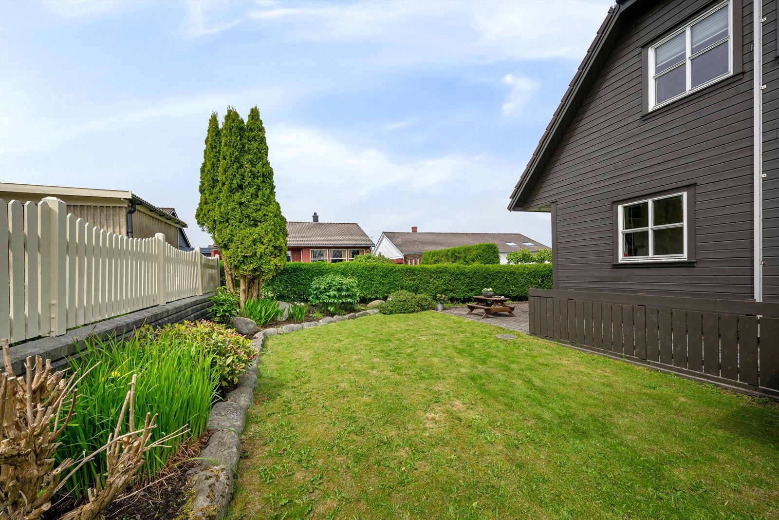 Eiendommen har en dobbel garasje med lagringsloft og rikelig med parkering i gårdsrommet. Galleribilde
