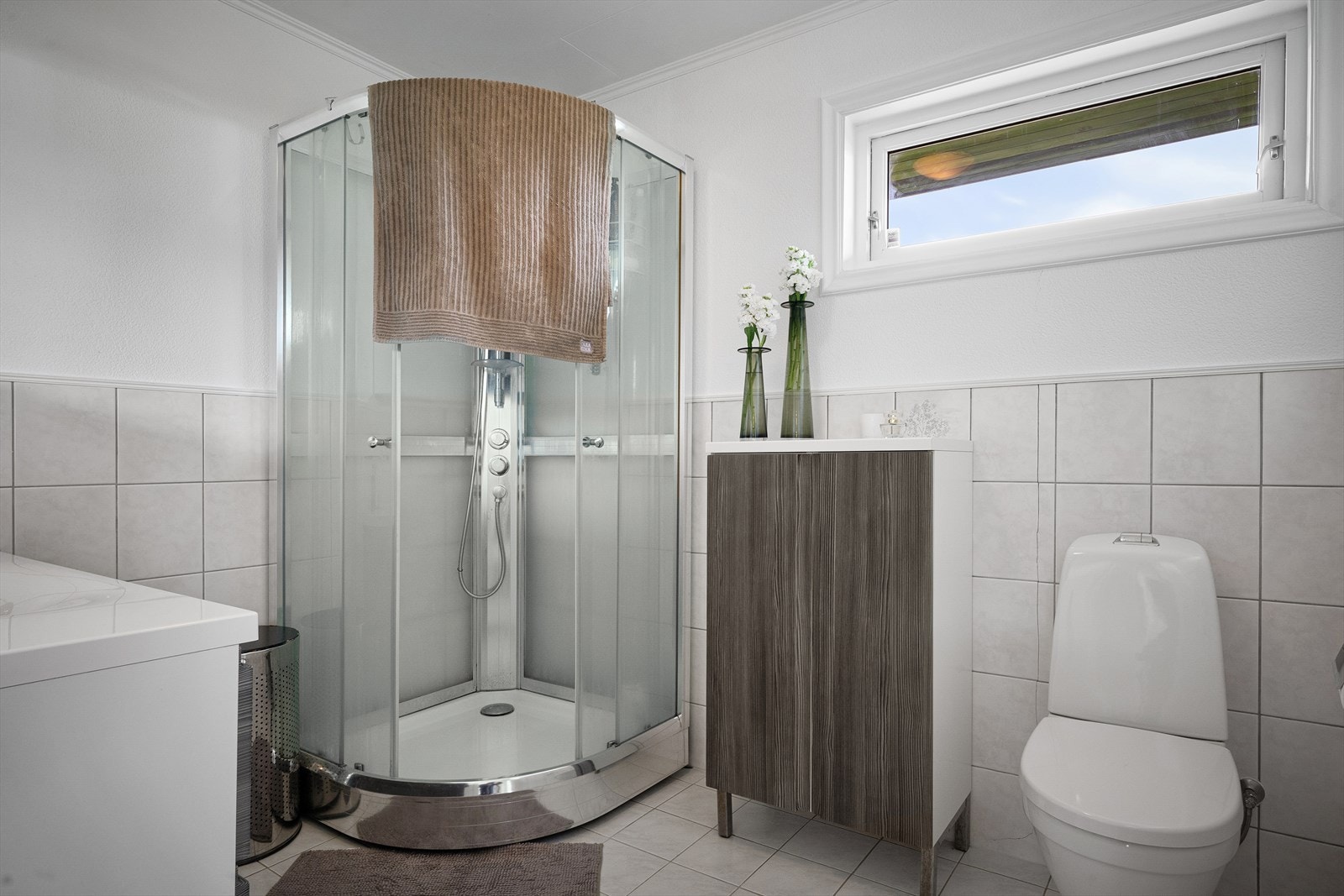 Badet er utstyrt med dusjkabinett og toalett. Galleribilde