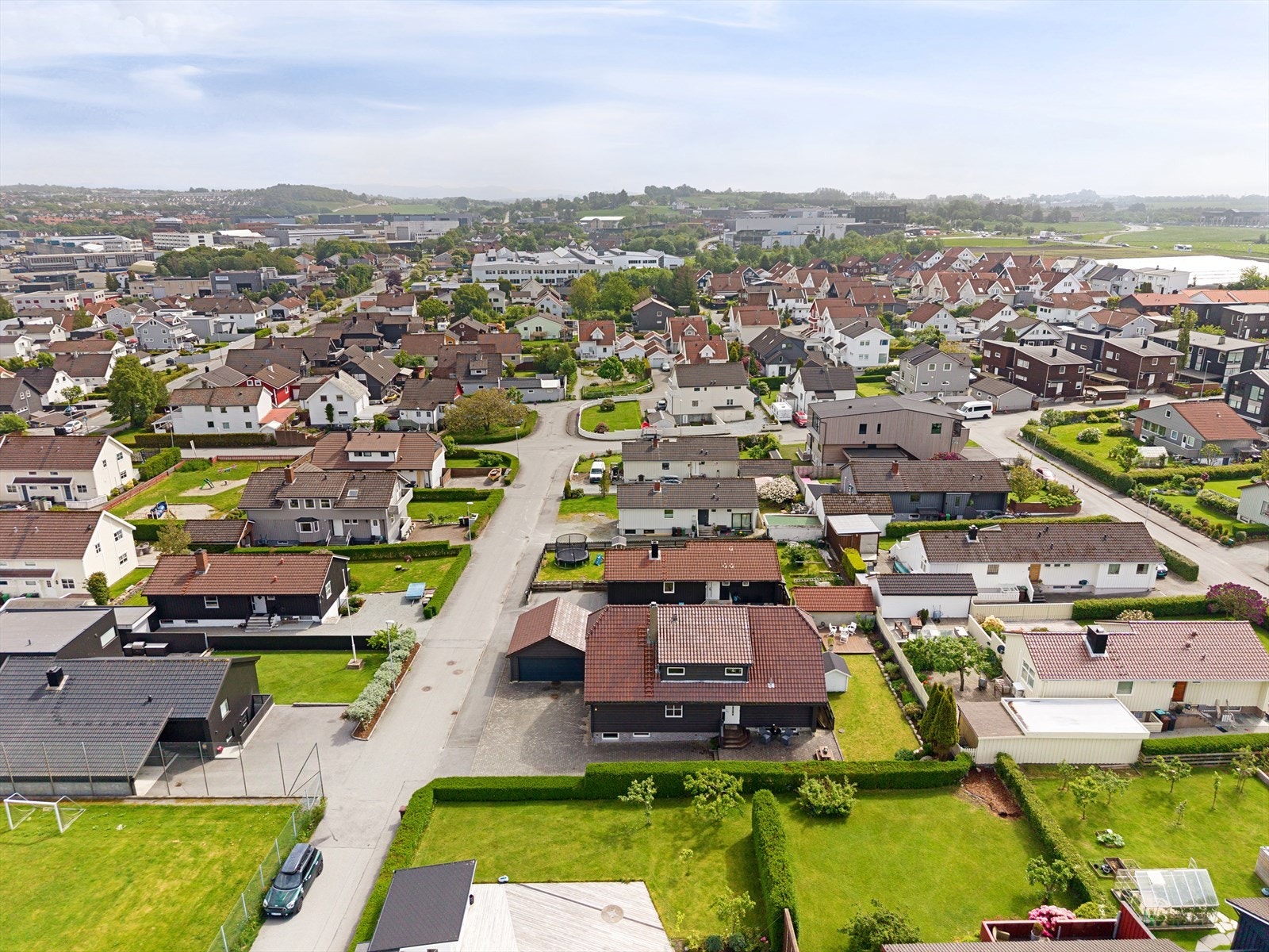 Boligen ligger i et etablert og populært boligområde på Grødem. Galleribilde