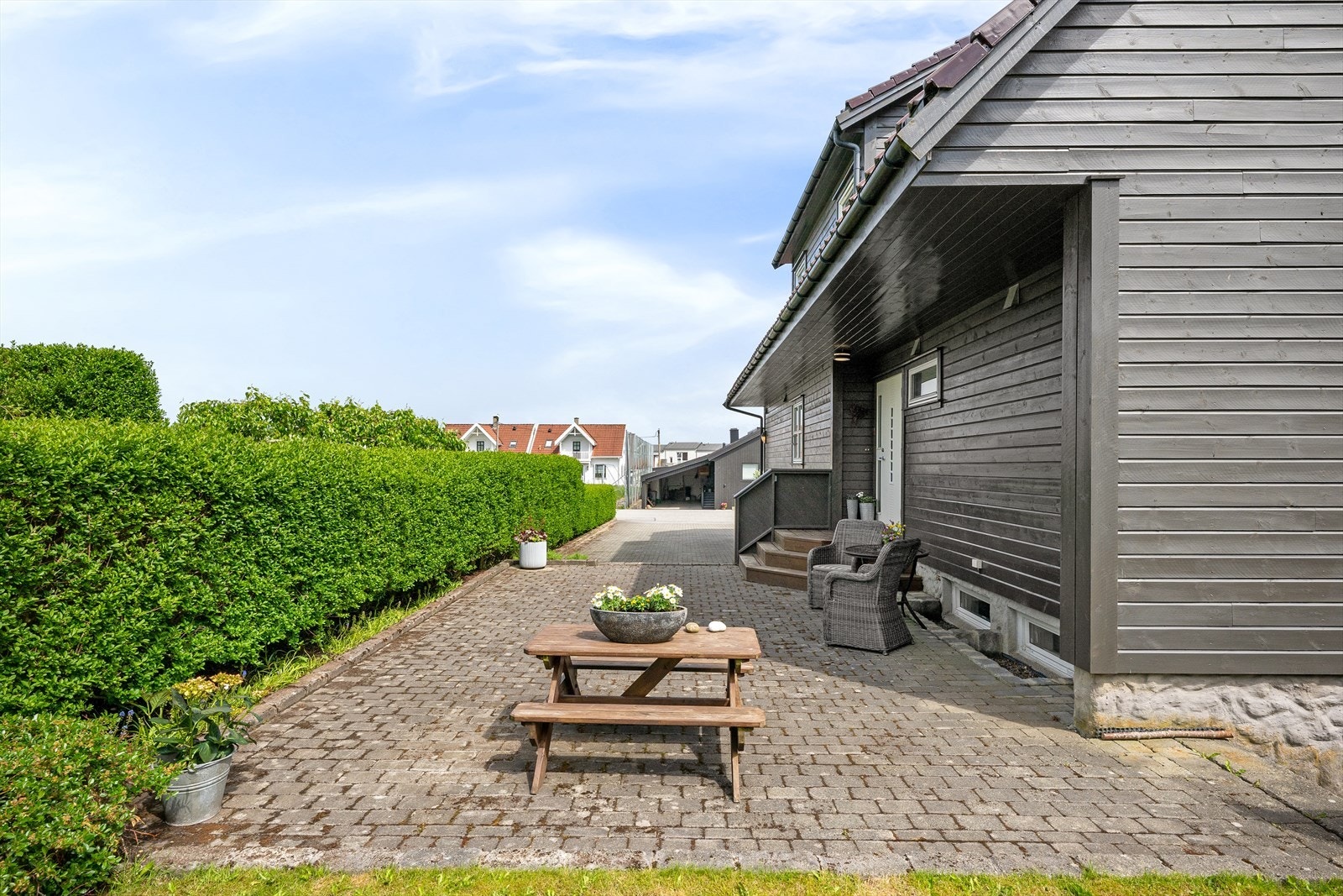 Eiendommen har en skjermet og hyggelig uteplass ved inngangspartiet. Galleribilde