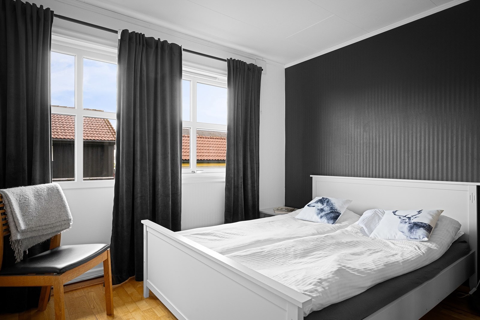 Det andre soverommet i første etasje har god plass til dobbeltseng. Galleribilde
