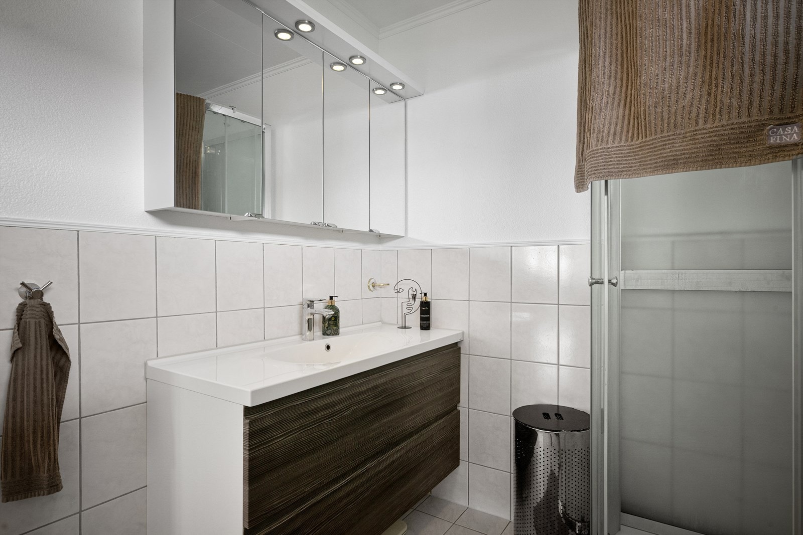 Badet i første etasje har flislagt gulv med gulvvarme og innredning med servant. Galleribilde