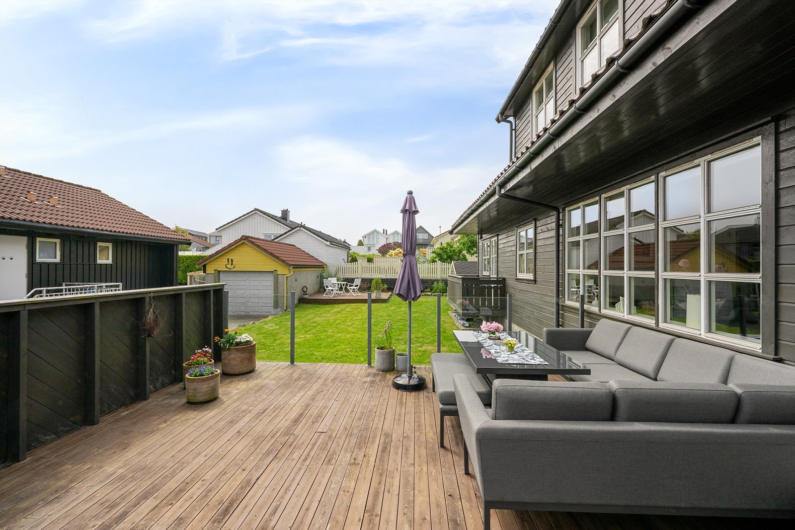 Stor enebolig med pent opparbeidet tomt og en terrasse på ca. 37 m² med utgang fra stuen. Galleribilde