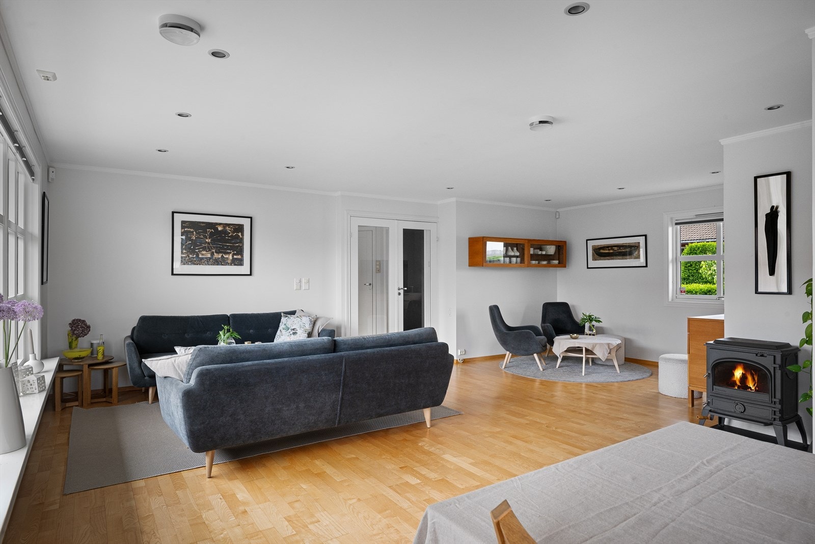Stuen har store vindusflater og god plass til flere sittegrupper. Galleribilde