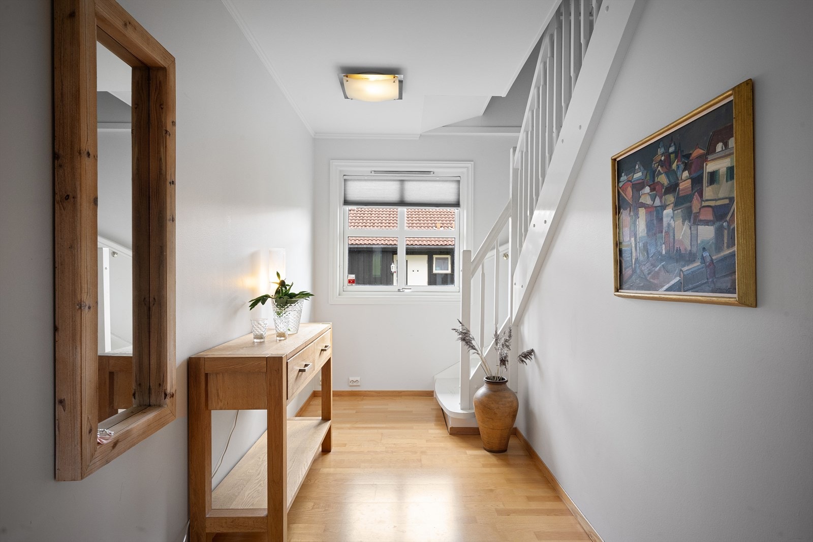 Trappegang som leder opp til den romslige andre etasjen. Galleribilde