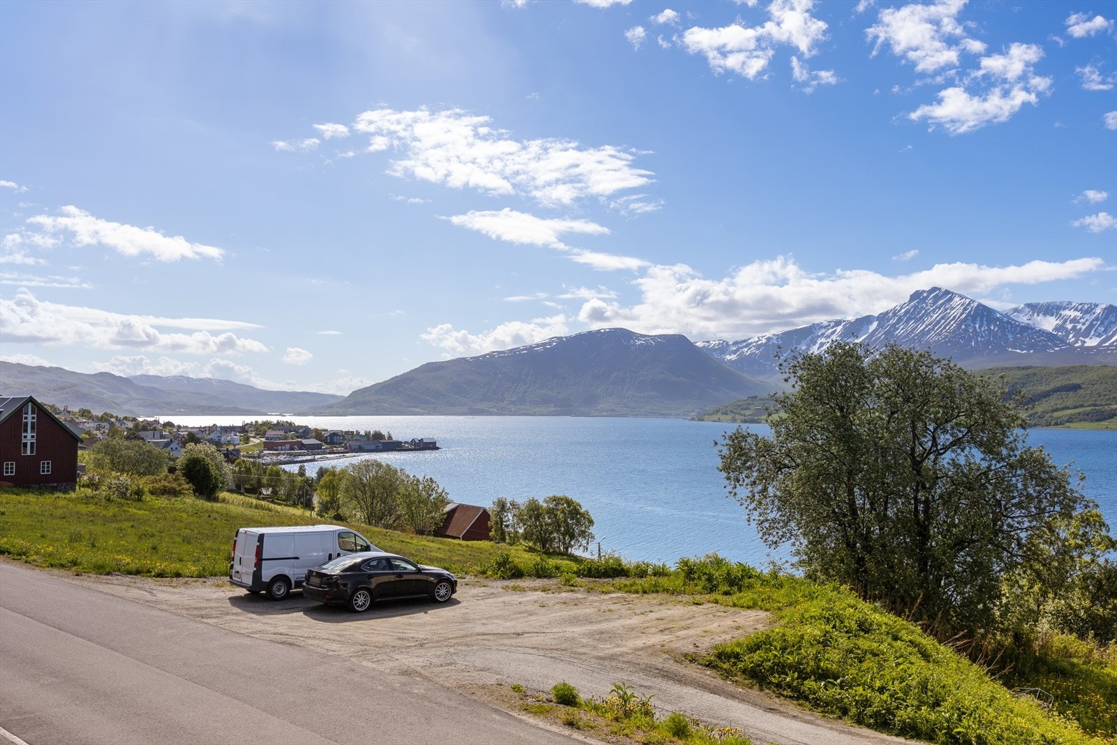 Nydelig utsikt fra eiendommen mot fjord, fjell og nærområdet Galleribilde
