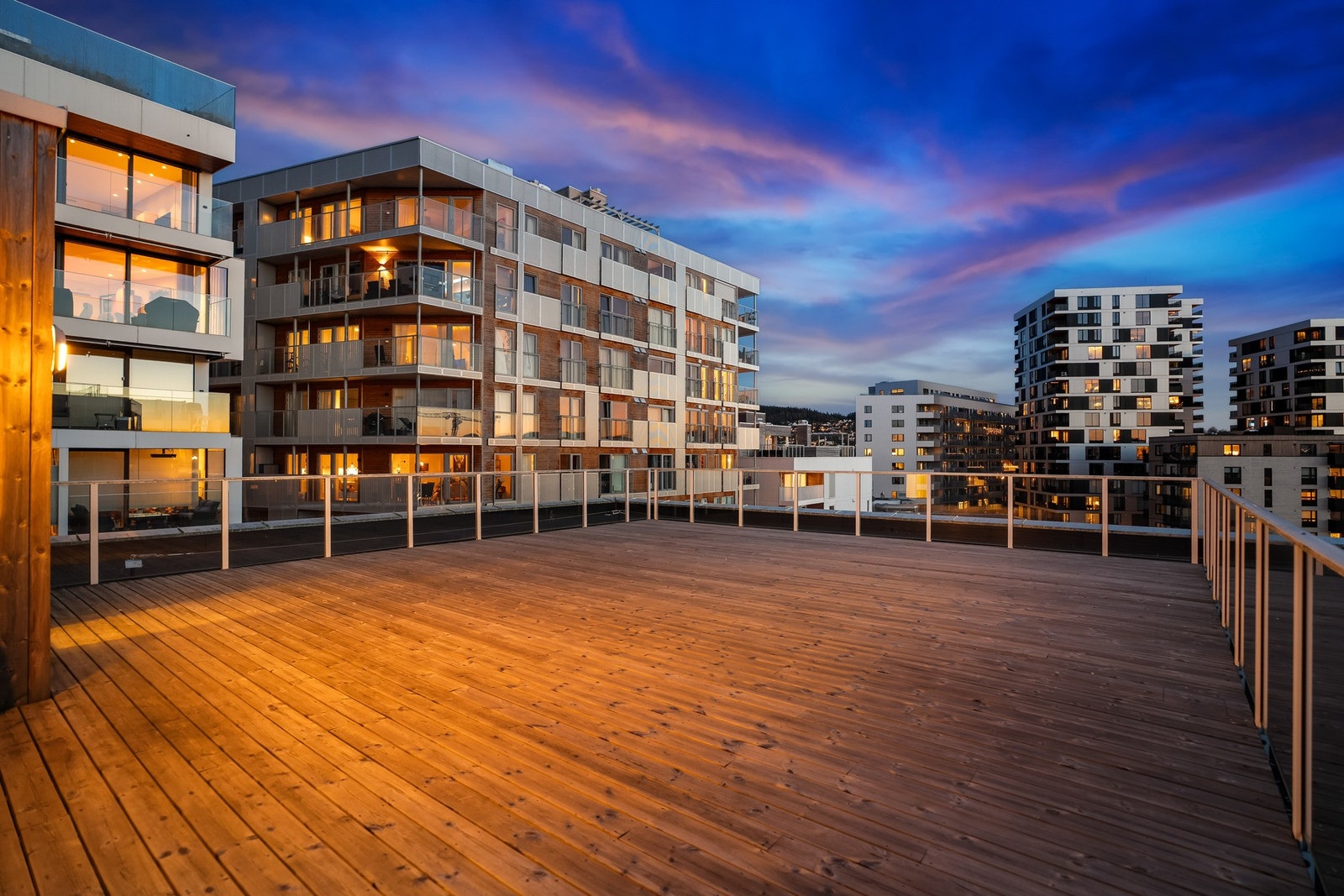 I tillegg disponerer leiligheten en egen privat del på takterrasse med gode solforhold og flott utsikt. I tilknytning til takterrassen er det også et praktisk felles toalettrom tilgjengelig for beboerne. Galleribilde
