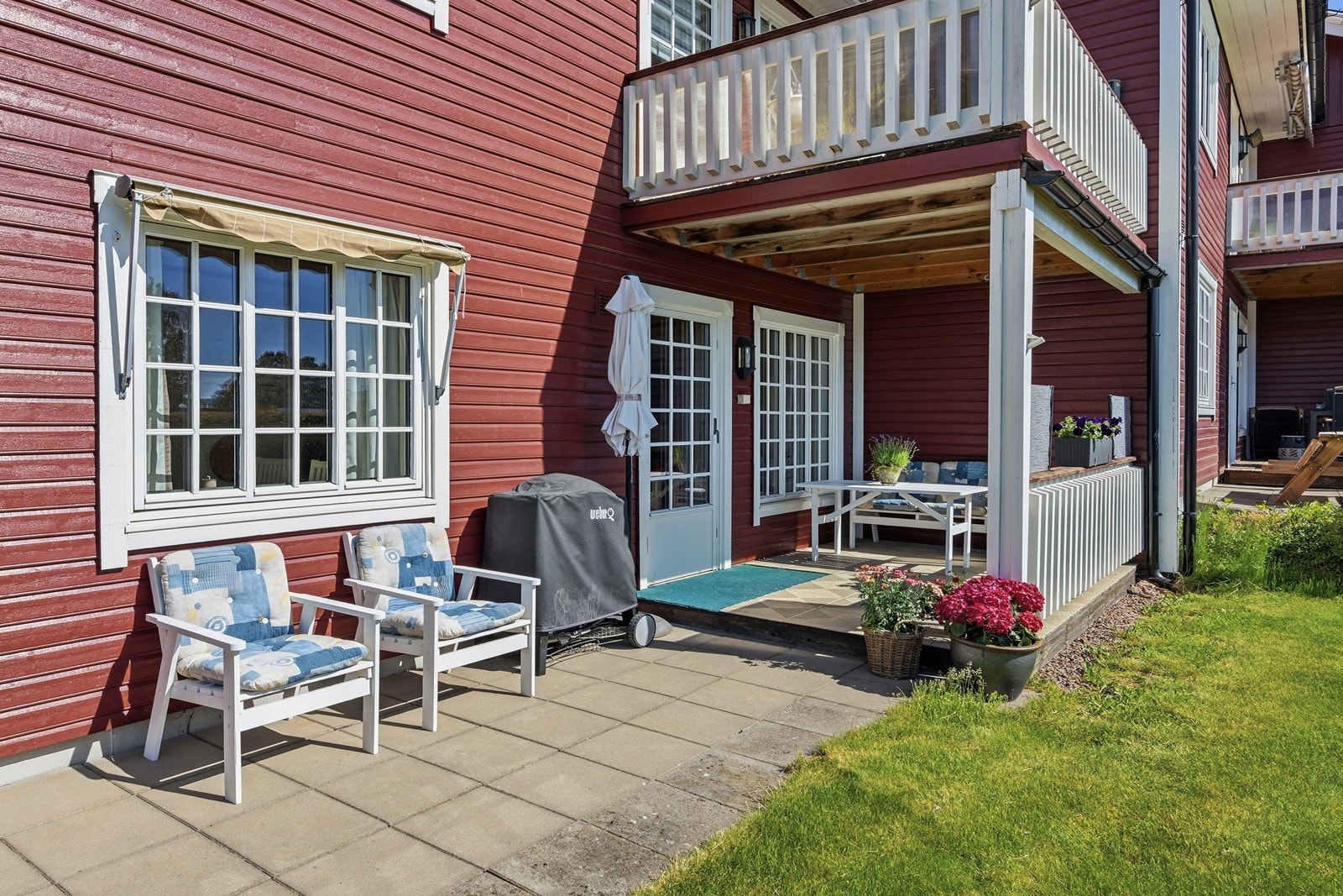 Stor og flott terrasse på baksiden Galleribilde