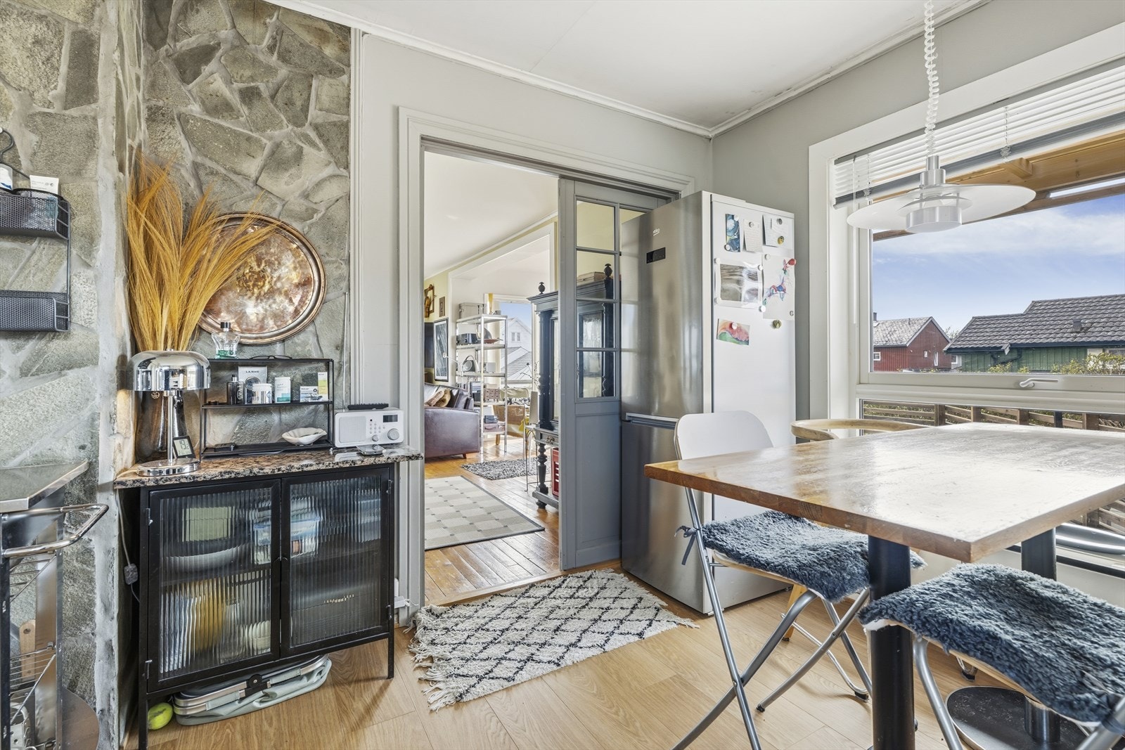 Det er også anledning for å ha et lite spisebord i rommet. Galleribilde