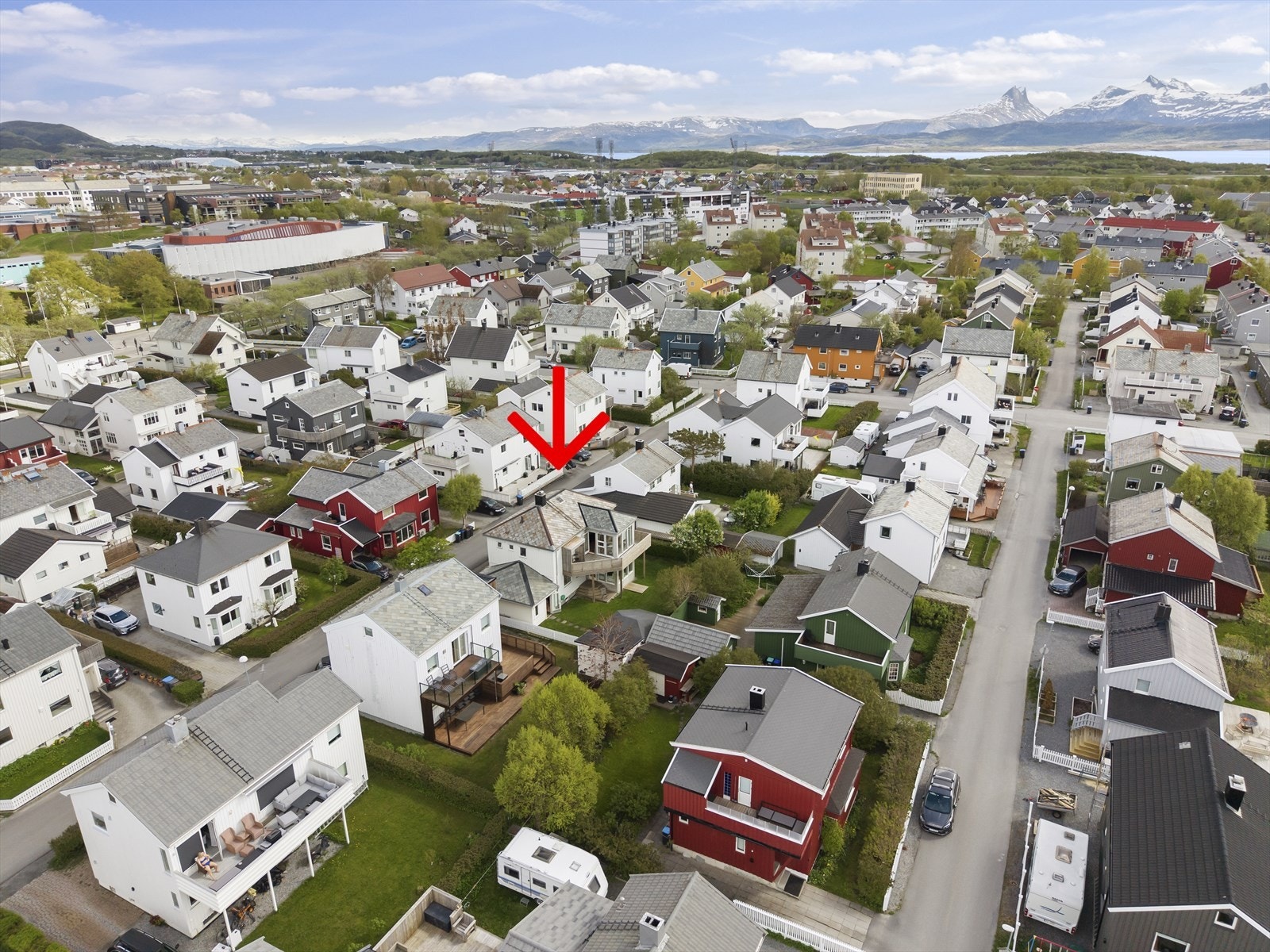 Eiendommen ligger sentralt i Vestbyen, et veletablert nabolag preget av småhusbebyggelse. Galleribilde