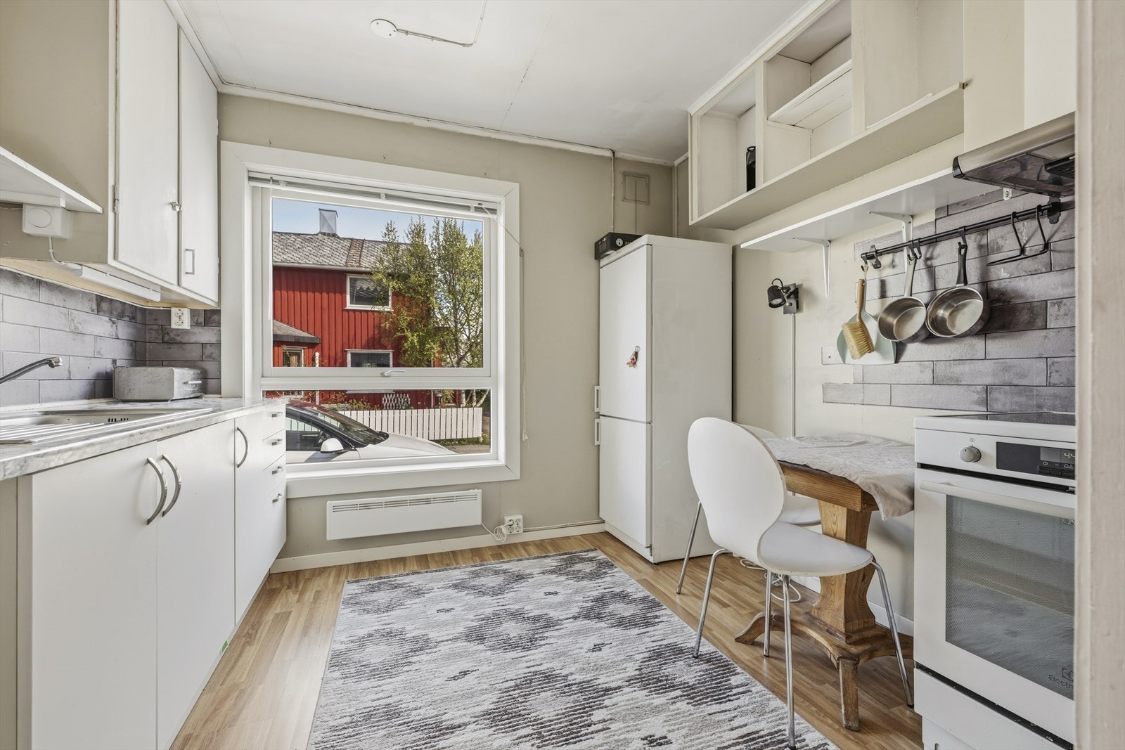 Kjøkkenet i hybelen har innredning med glatte fronter og kjøkkenventilator med avtrekk ut. Galleribilde