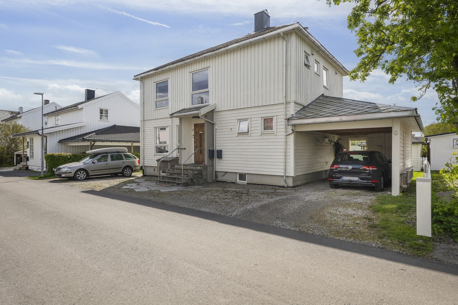 Eiendommen har parkering i egen carport. Gaten er enveiskjørt med moderat trafikk. Galleribilde