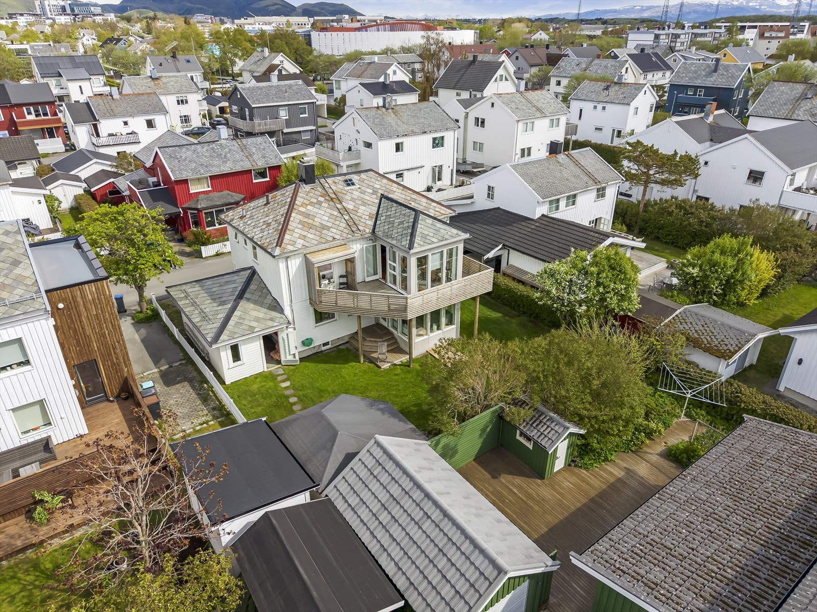 Enebolig i et attraktivt område av Vestbyen, med en skjermet hage og egen carport. Galleribilde