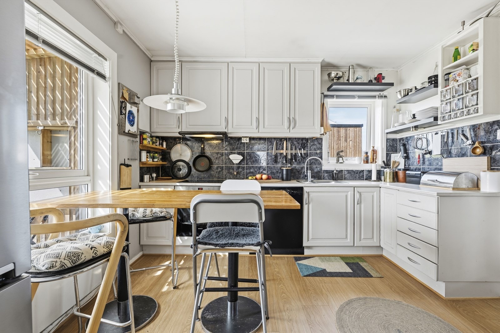 Innredningen er utstyrt med integrert komfyr, koketopp og oppvaskmaskin. Galleribilde