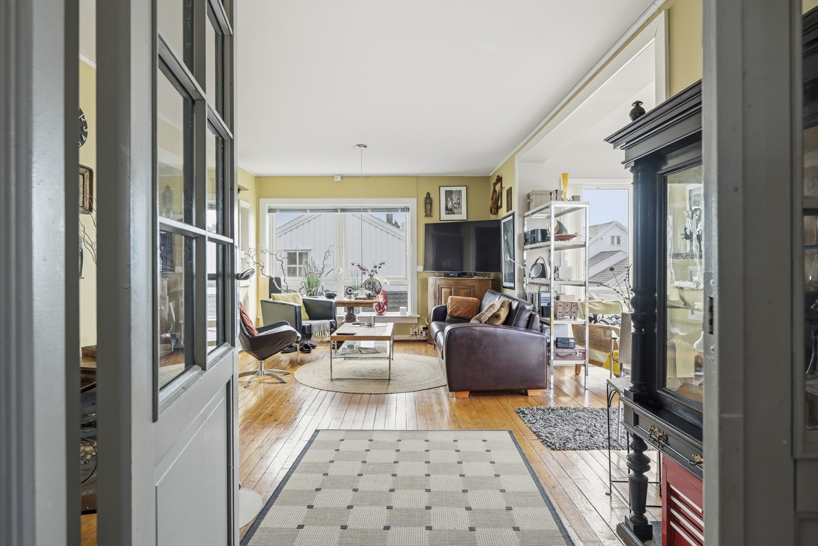 Stuen i andre etasje har furubord på gulvet og plass til en romslig sofagruppe. Galleribilde