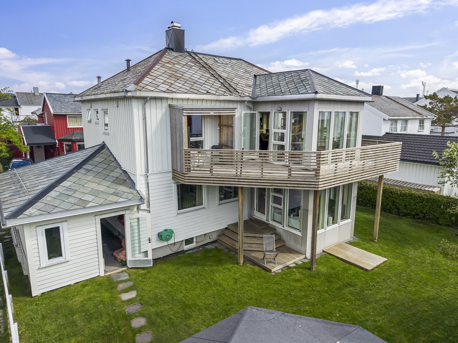 I 2009 ble det gjort vesentlig renovering av huset; Alle vinduer (utenom ett kjellervindu) er skiftet, det er etterisolert samt lagt ny bordkledning (for uten om i carport) Galleribilde