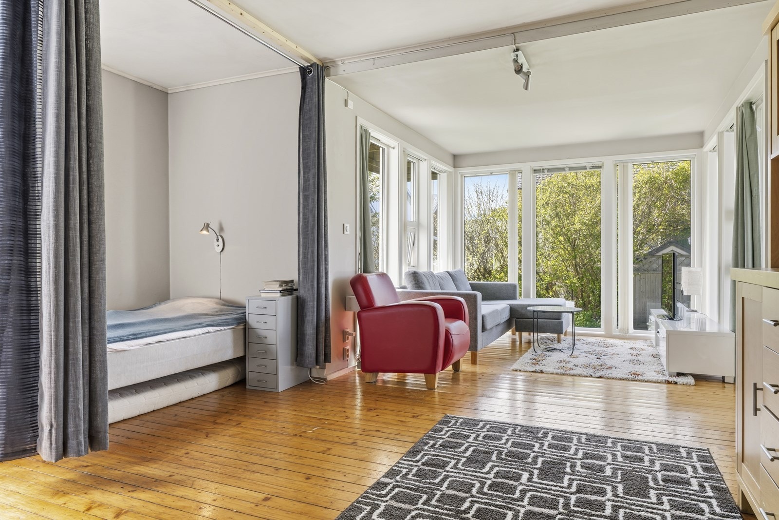 Stue i hybelen med plass til både sittegruppe og sovedel. Galleribilde
