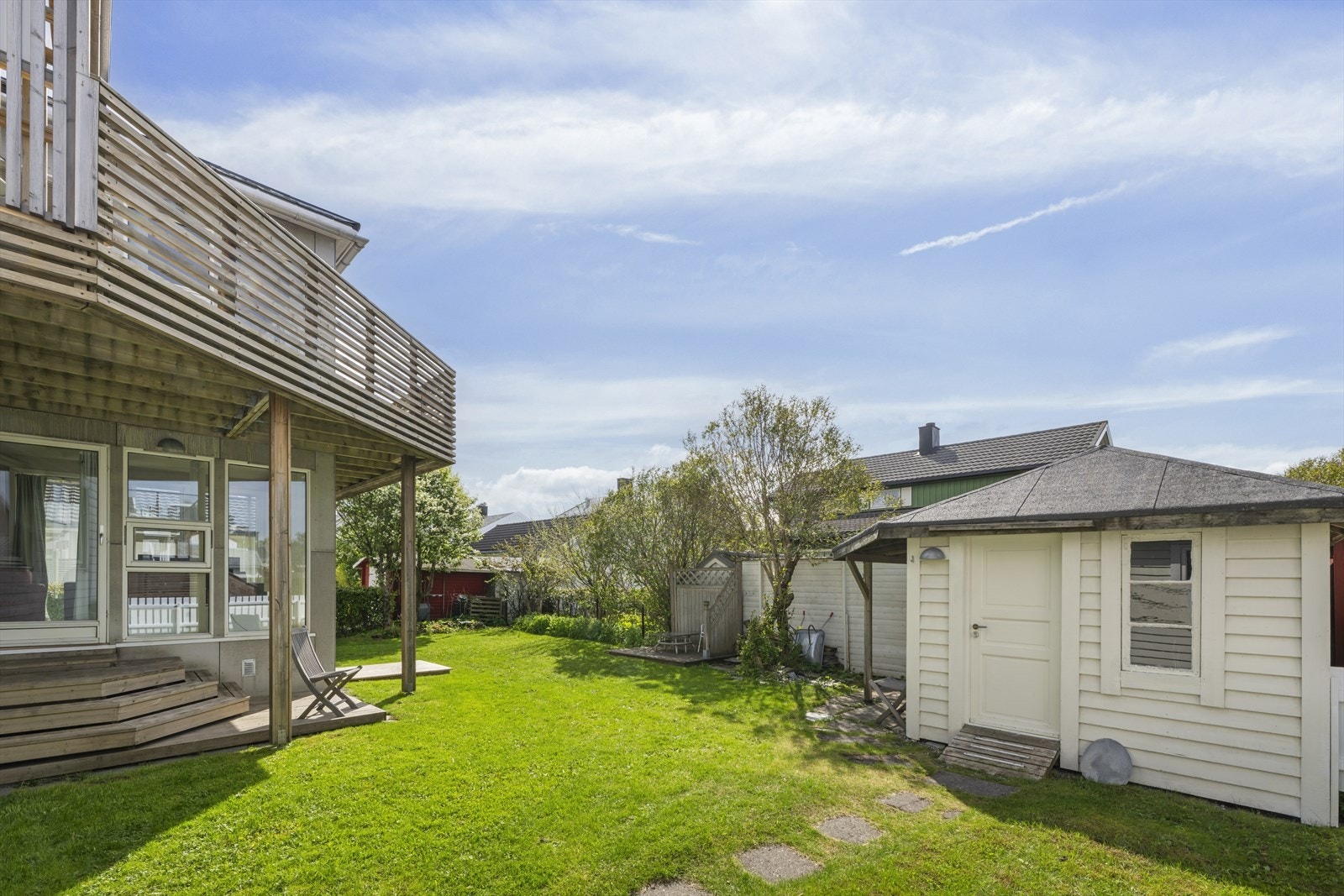 Den skjermede hagen har en frittstående utebod fra cirka 2010 med innlagt strøm. Galleribilde
