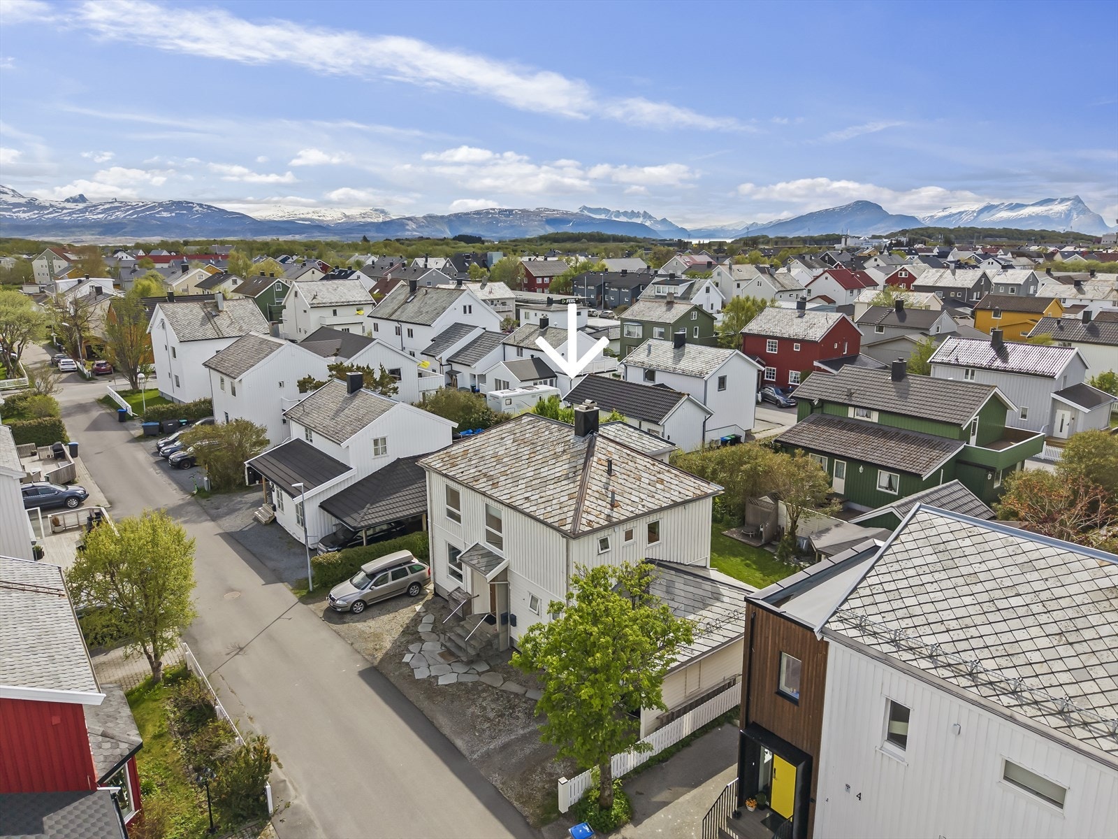 Beliggenheten i en enveiskjørt gate sikrer en rolig base, med gangavstand til alt Bodø sentrum har å tilby. Galleribilde