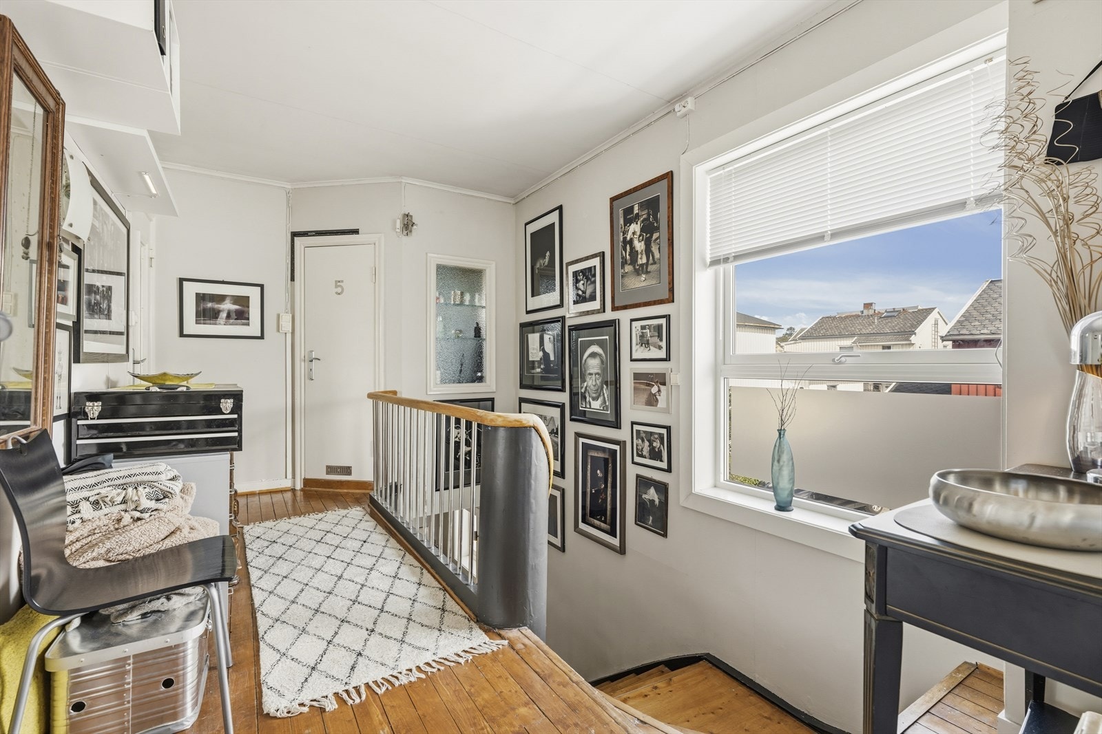 Hallen i andre etasje har originale furubord og binder sammen etasjens rom. Galleribilde