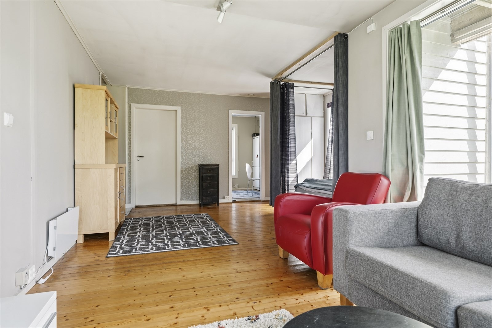 Hybelen har furubord på gulvet og store vinduer mot hagen. Tilhørende bad og toalett er i kjelleren. Galleribilde