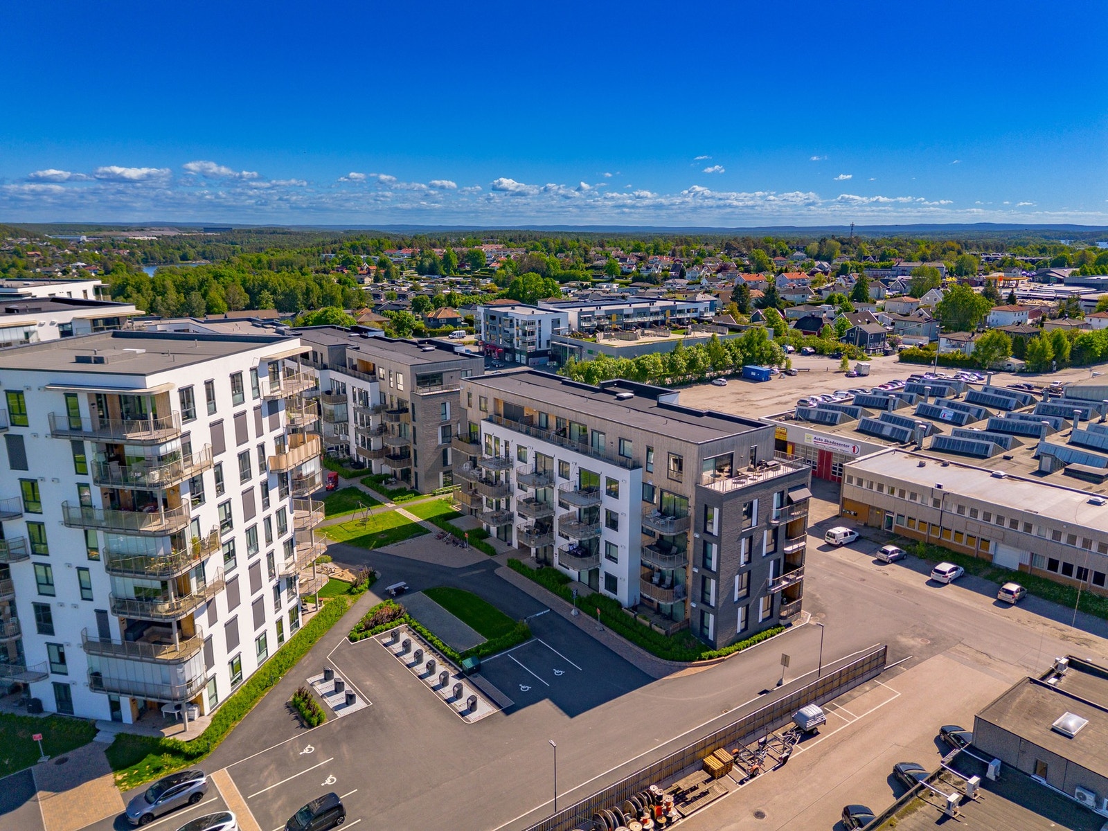 Parkering på sameiets fellestomt for gjester - og i kjelleren for beboere. Galleribilde