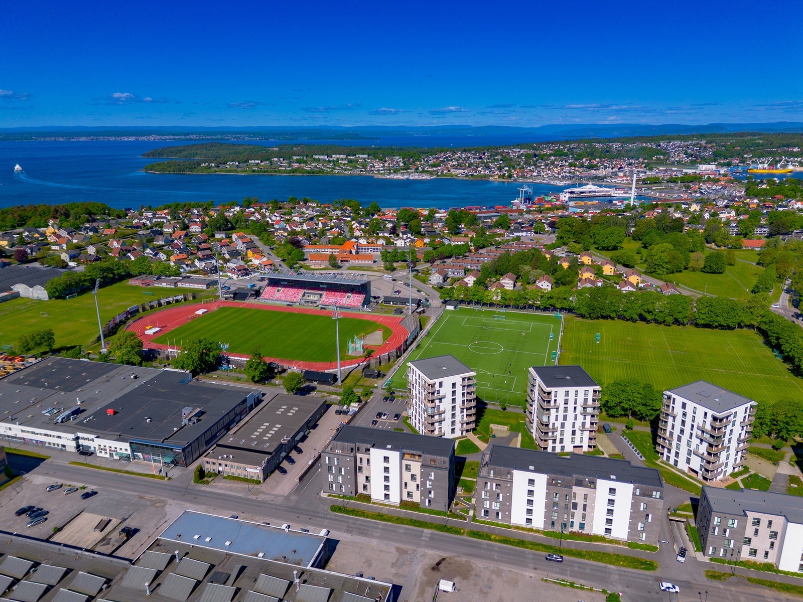 Kort vei til idrettsplass - turmuligheter - sjøen og til Moss sentrum. Galleribilde