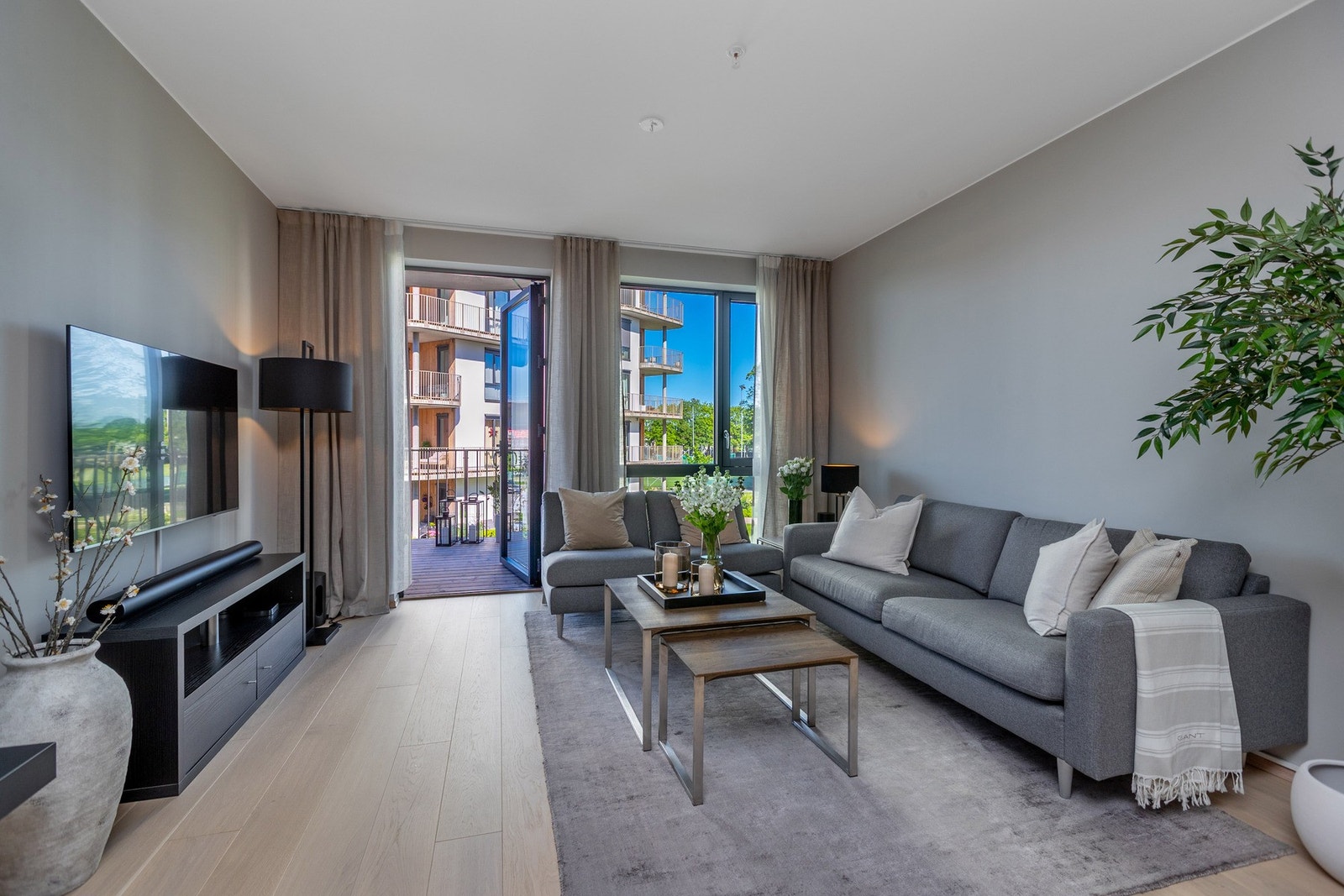 Velkommen inn! Stuen er lys og romslig - med veldig god takhøyde. Galleribilde