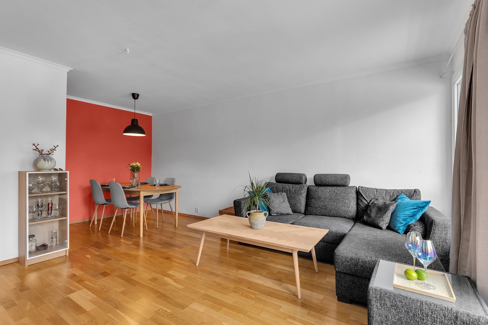Det er god plass til både spisebord og sofagruppe Galleribilde