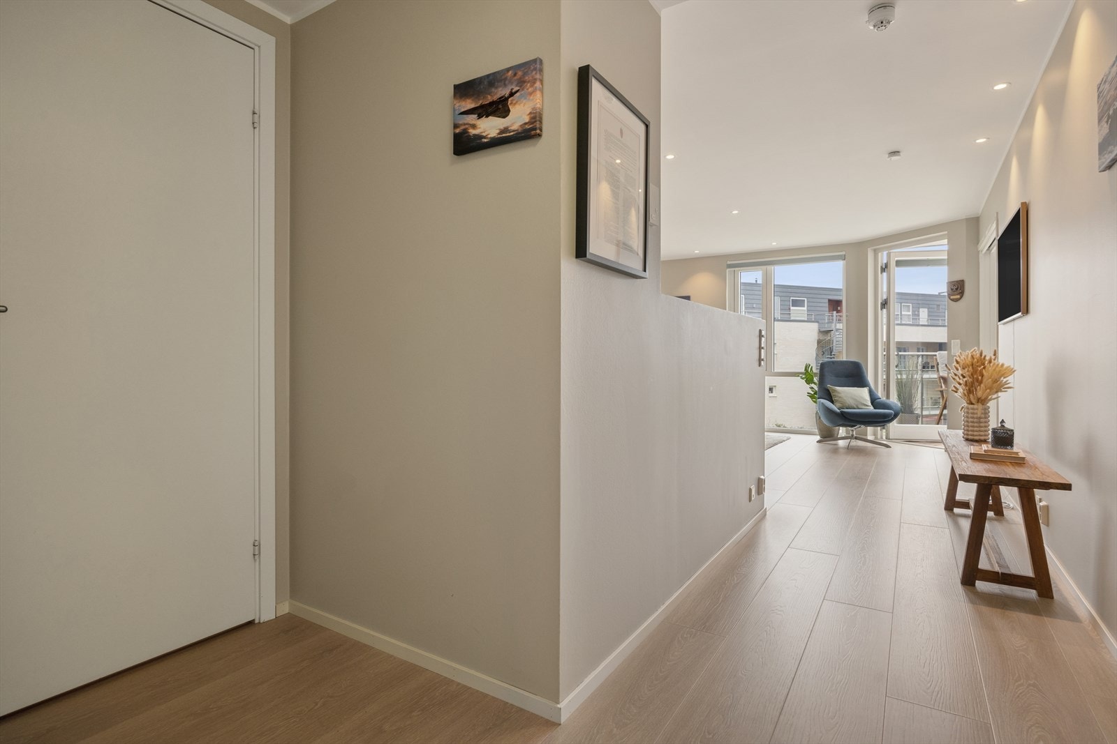 Entréen ønsker velkommen med nye gulv som går igjen i hele leiligheten. Sikringsskapet er plassert her. Galleribilde