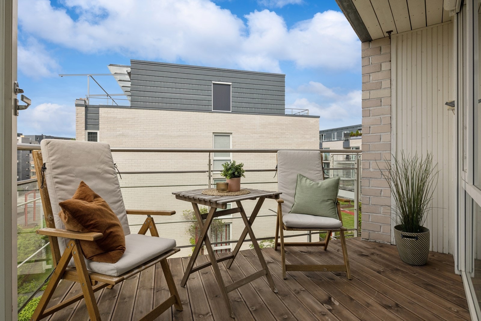 Balkongen har god plass til en sittegruppe og vender ut mot det rolige, felles gårdsrommet. Galleribilde