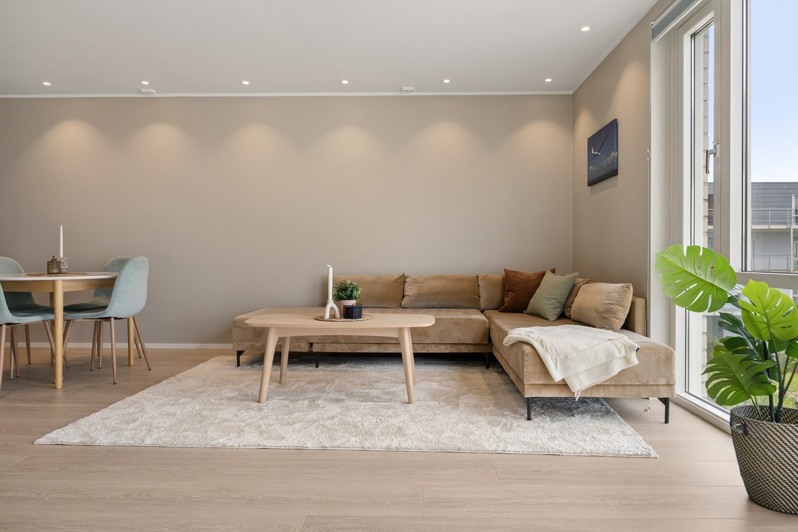 Belysningen styres av nye dimmere, og LED-downlights gir et jevnt og behagelig lys. Galleribilde
