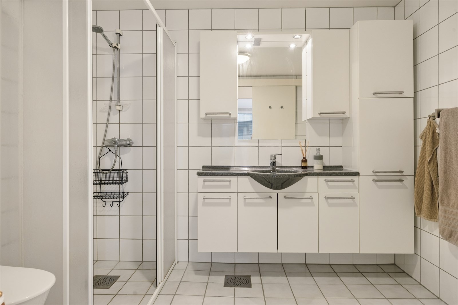 Baderomsinnredning med servant og godt med skapplass. Ventilasjon via sentralavtrekk. Galleribilde