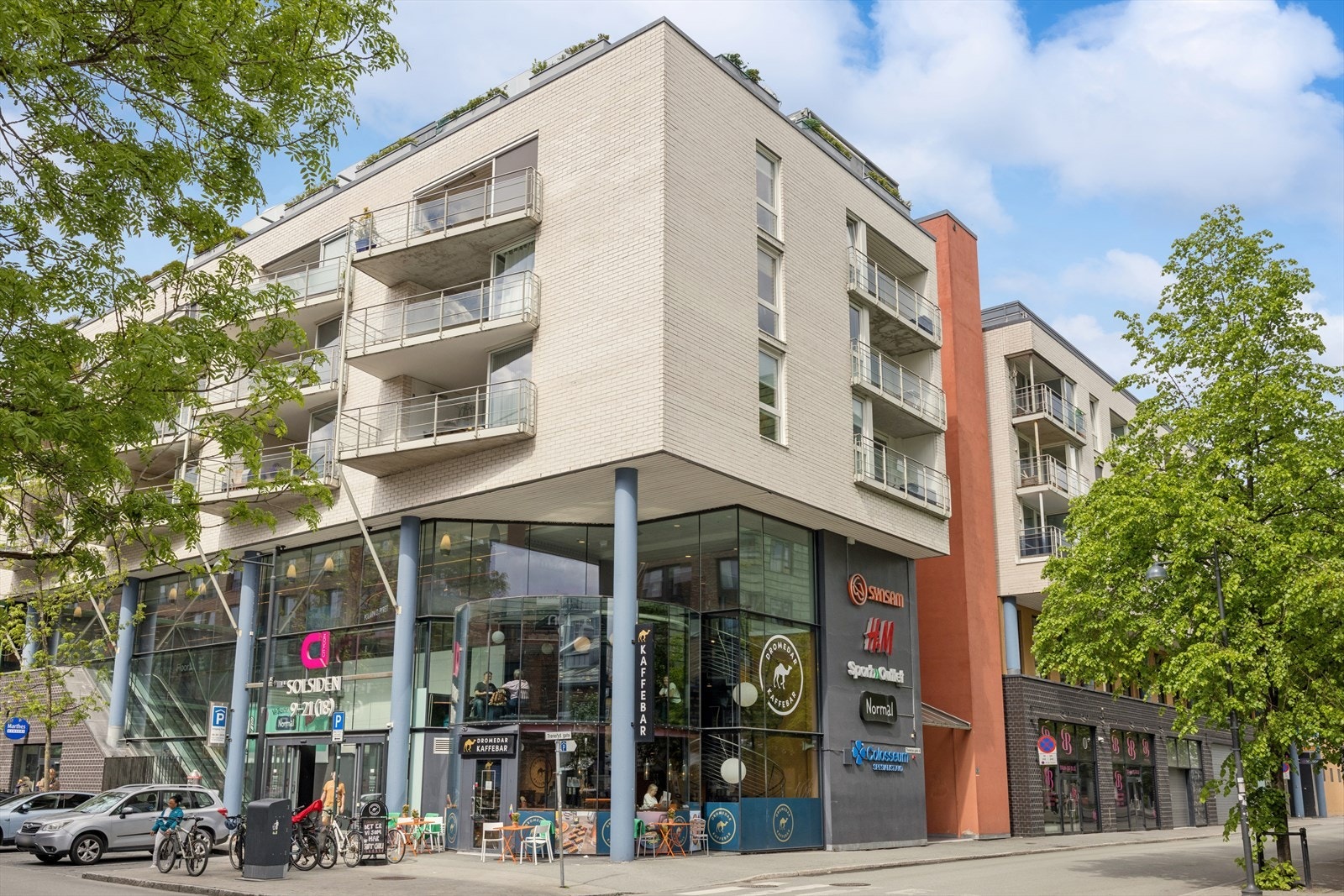 Med Solsiden Kjøpesenter i første etasje har du umiddelbar tilgang til butikker, serveringssteder og alle servicetilbud. Galleribilde