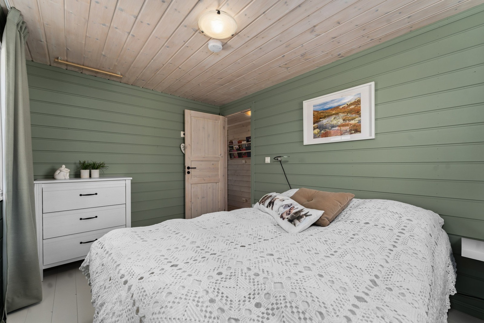 Rommene har panelkledde vegger malt i duse fine farger og himlingene er lysnet. Galleribilde