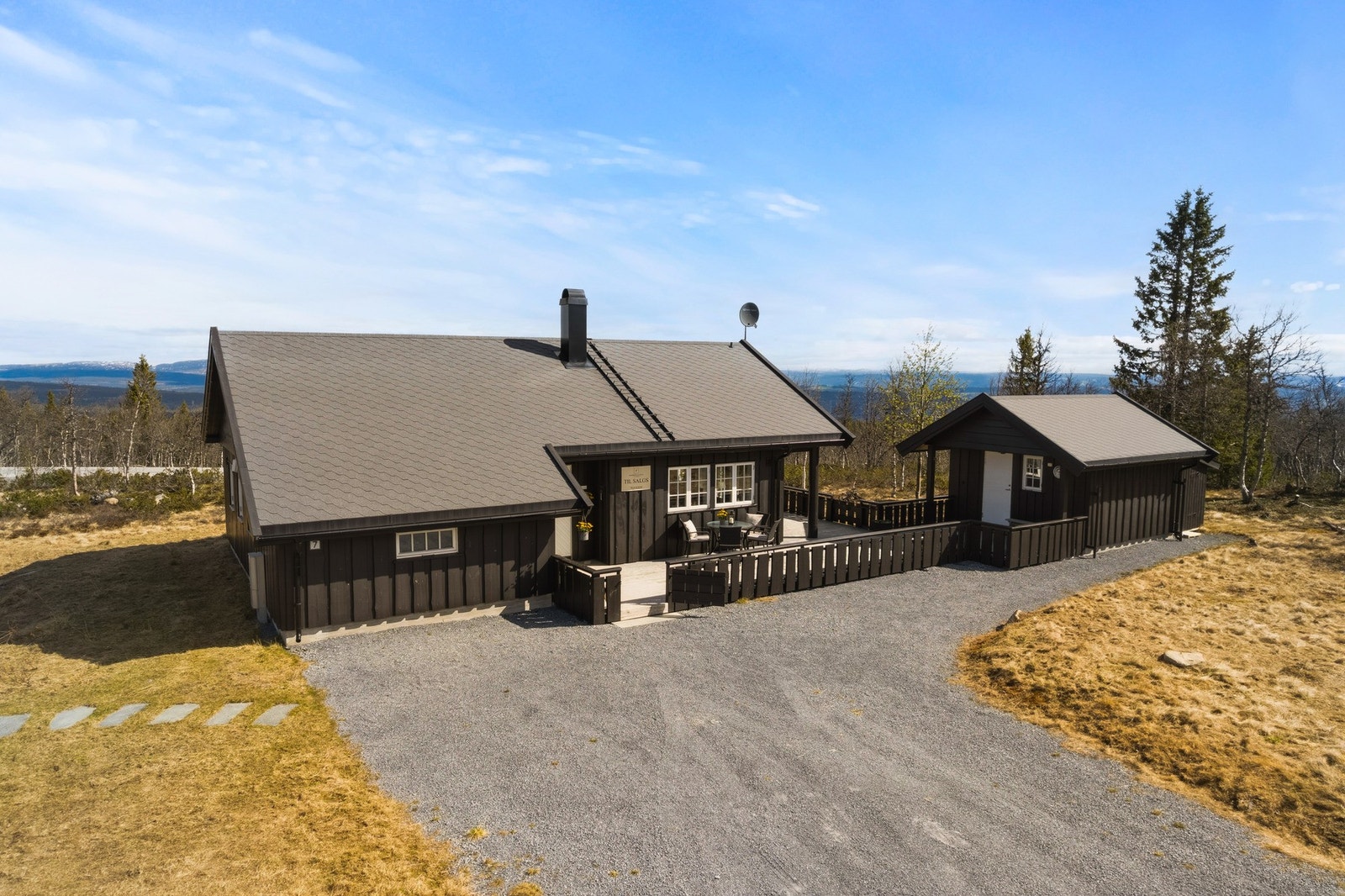 Adkomsten til eiendommen er enkel via gruset innkjøring og romslig gårdsplass med gode parkeringsmuligheter. Galleribilde