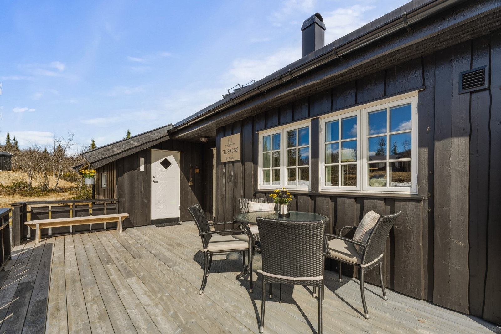 På verandaen er det god plass til både spisegruppe og sitteplasser, enten man ønsker rolige dager i solen eller hyggelige sammenkomster med familie og venner. Galleribilde
