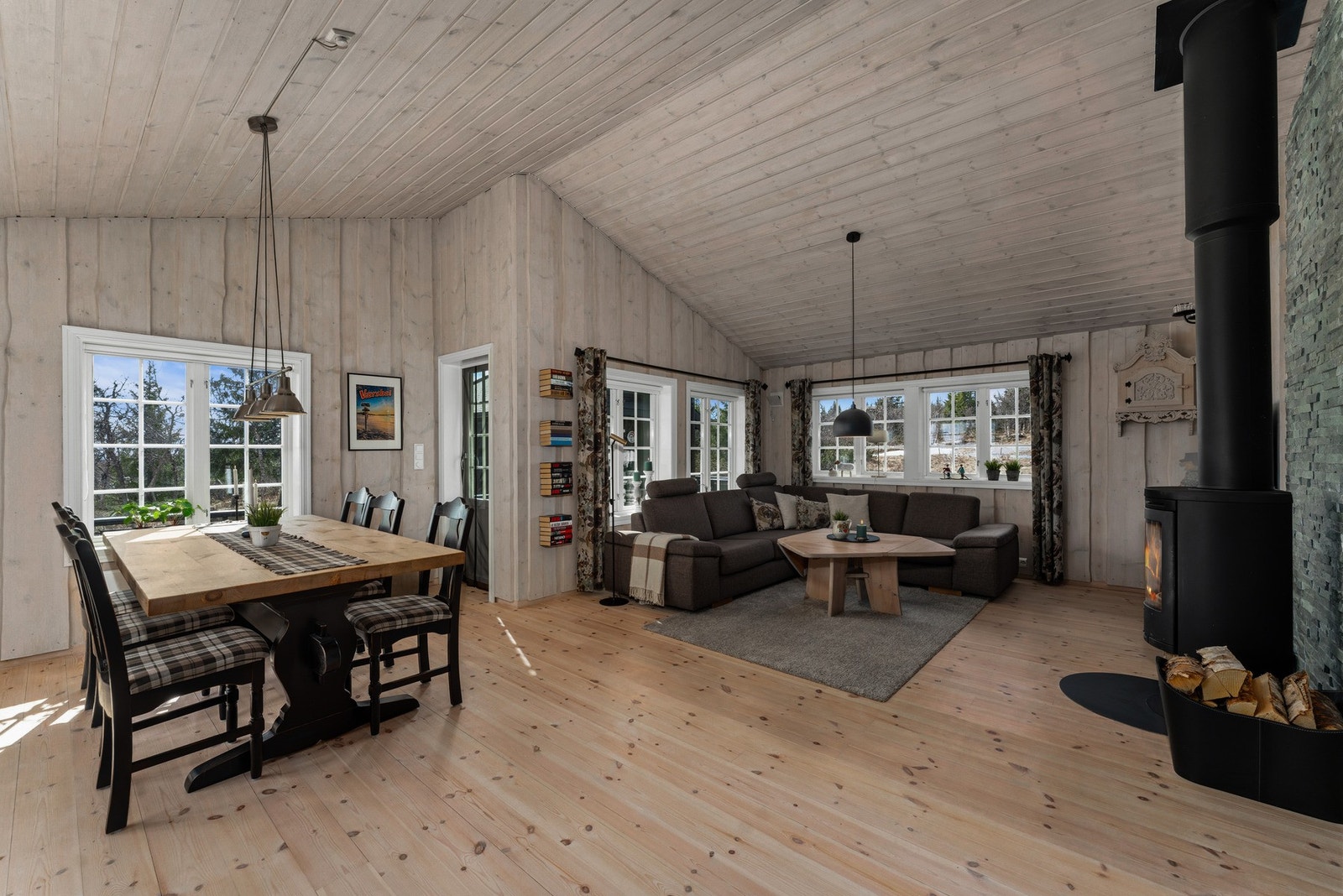 Det er god plass til spisestuen ved vinduet og i nærheten av kjøkkenet. Galleribilde