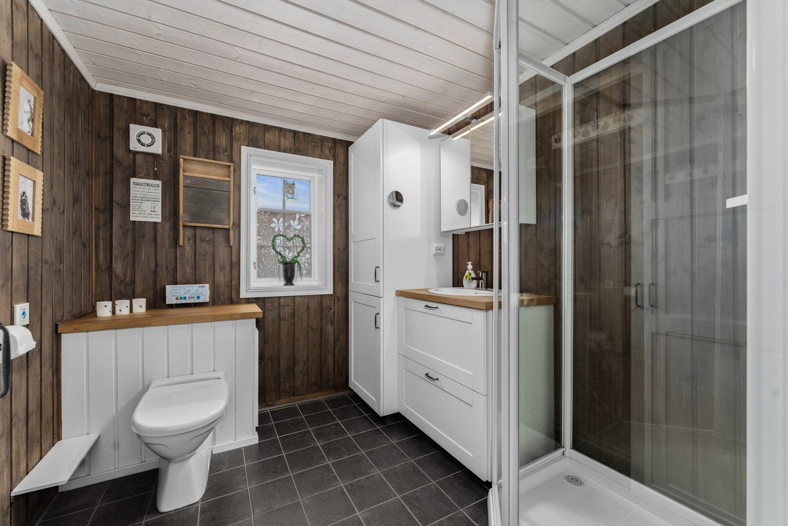 Badet er oppgradert på et senere tidspunkt og har en praktisk og funksjonell utforming. Galleribilde