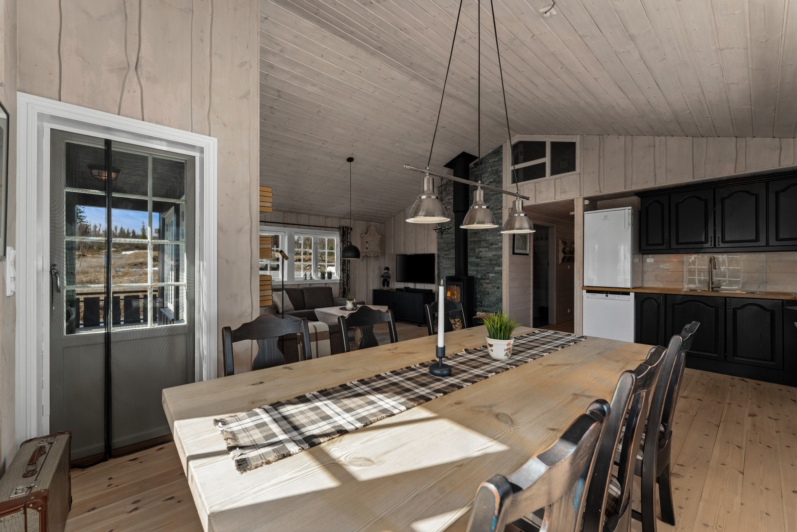 Den åpne kjøkkenløsningen gir god kontakt mellom sonene og legger til rette for hyggelige måltider og sosialt samvær med familie og venner. Galleribilde