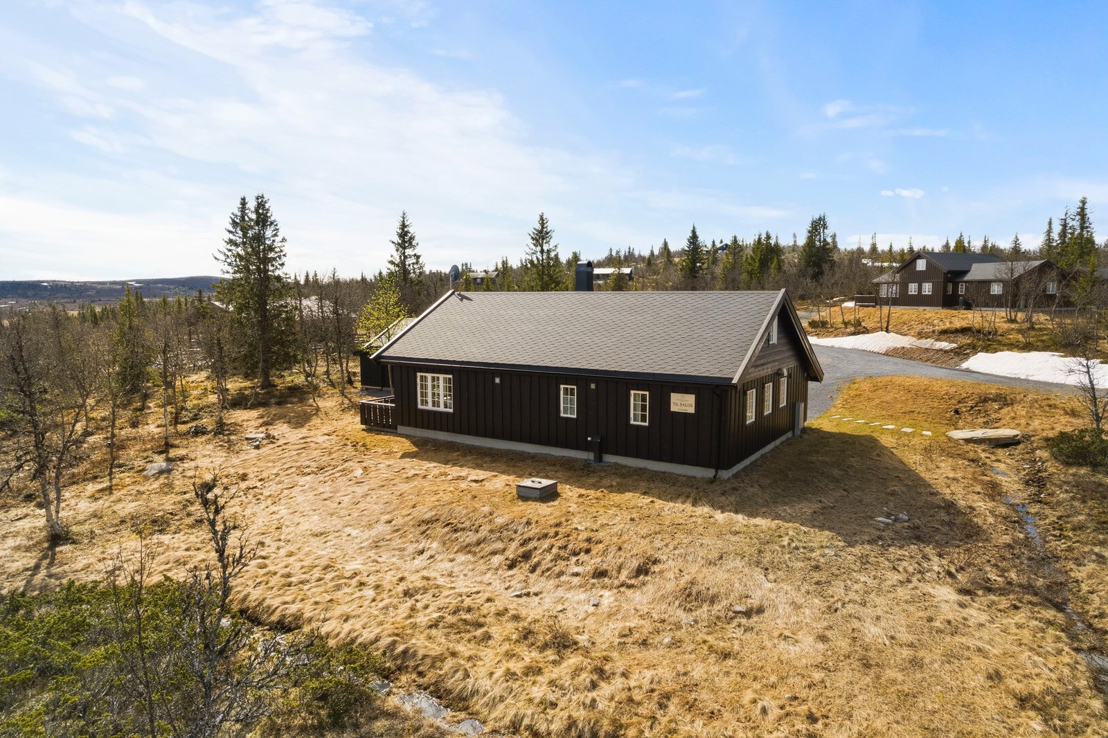 Tomten er lettstelt og godt tilpasset fritidsbruk med umiddelbar nærhet til flotte tur- og skiområder ligger alt til rette for et aktivt og innholdsrikt hytteliv gjennom hele året. Galleribilde