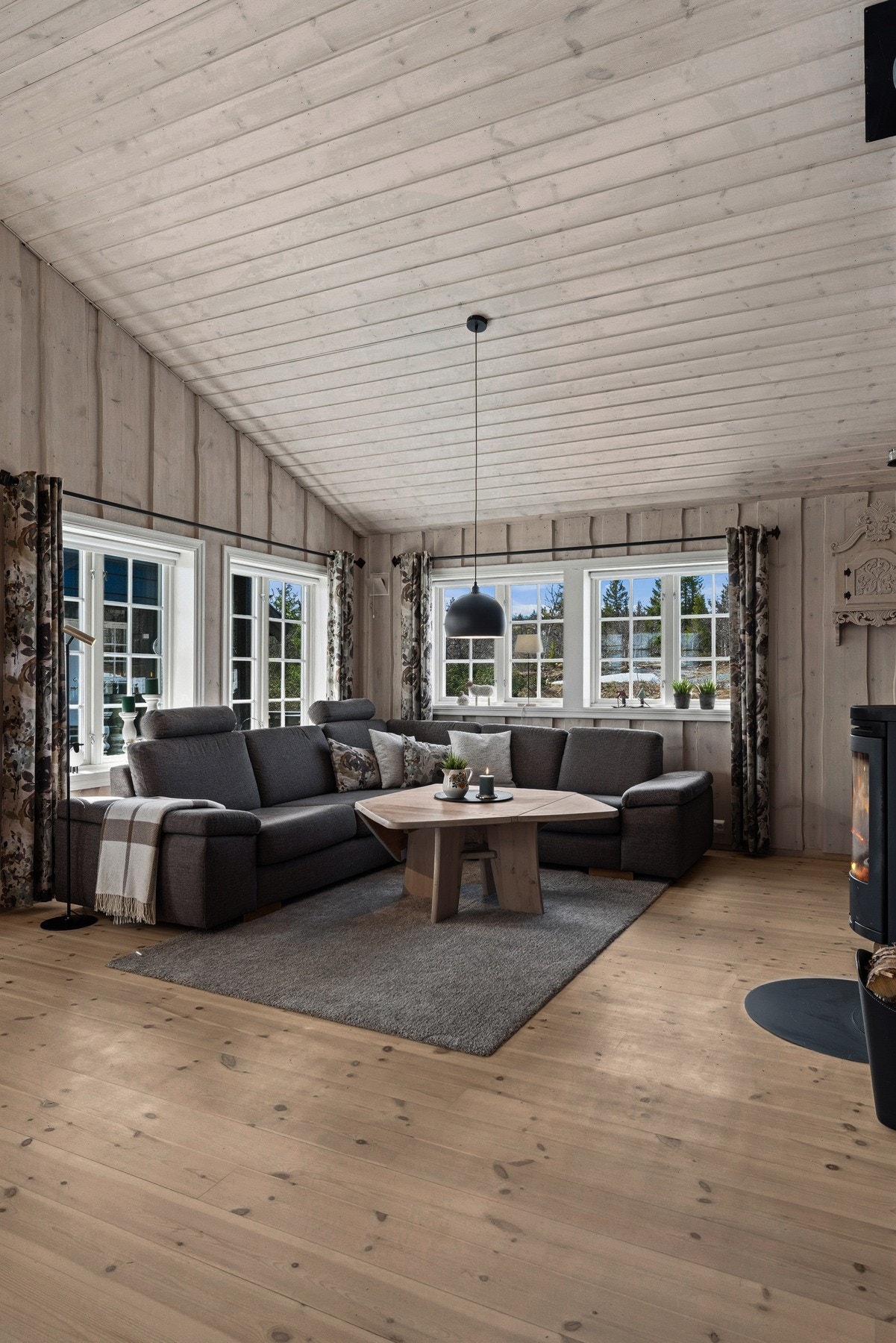 Stuen har laminatgulv og behandlede paneloverflater på både vegger og himling. Galleribilde
