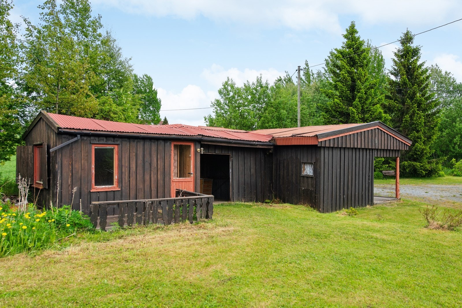 På eiendommen står et separat uthus med enkel standard. Galleribilde