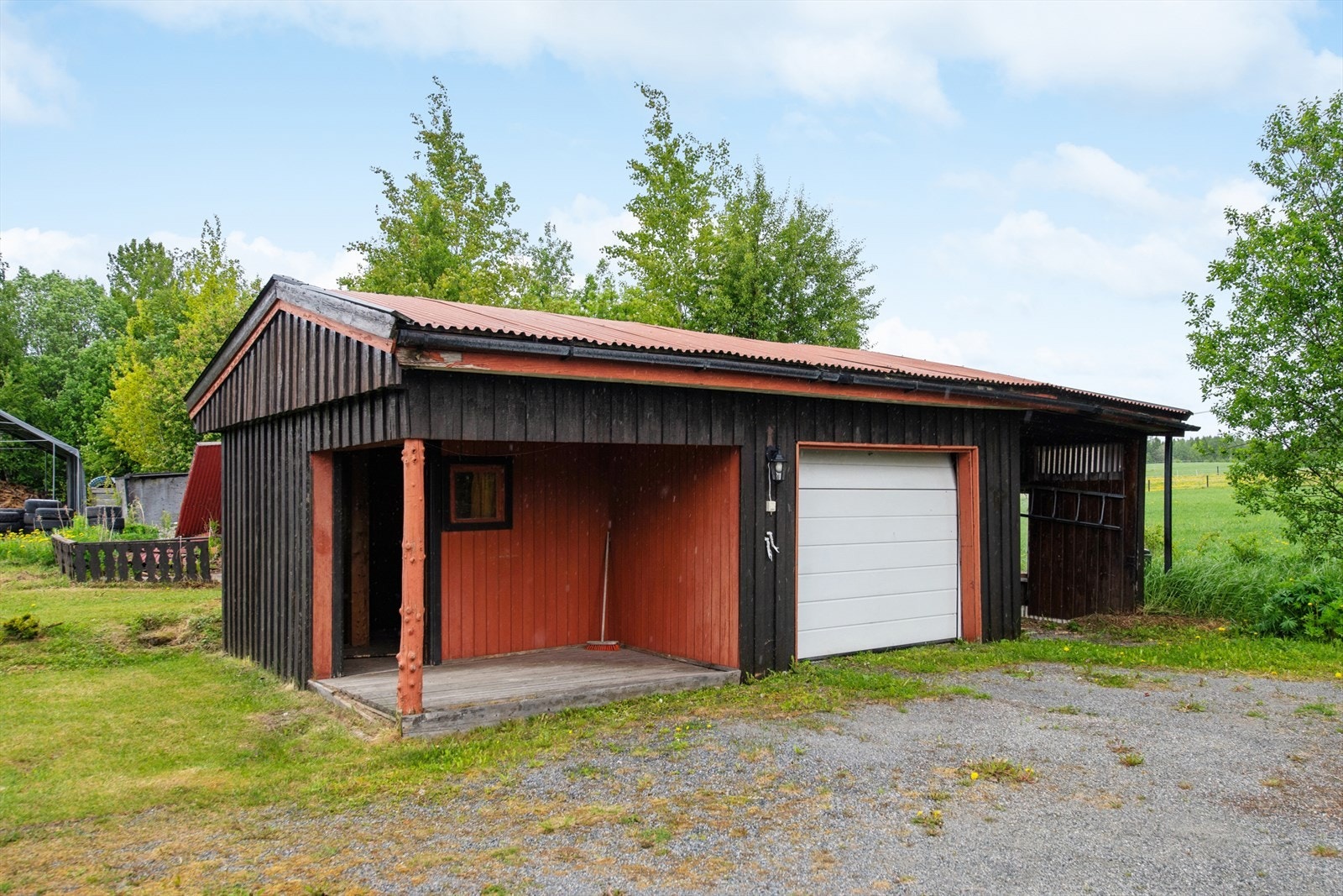 Uthuset inneholder en garasjeplass for en liten bil, samt tre boder for lagring. Galleribilde