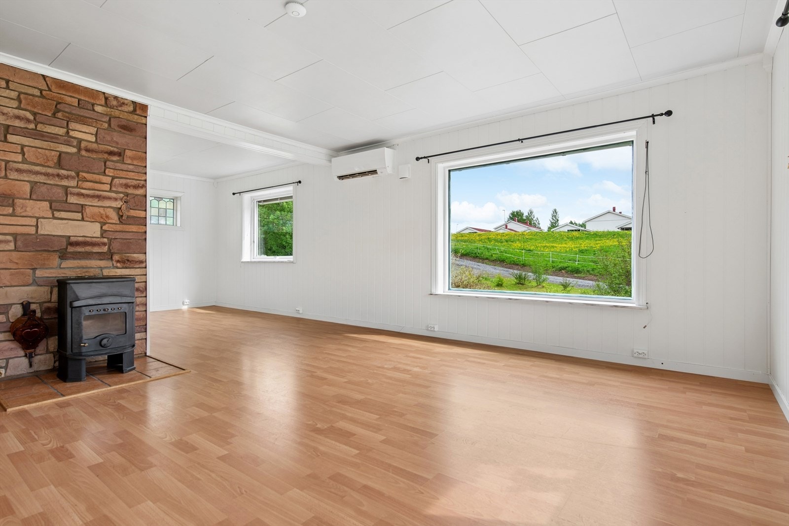 Stuen har en luft-til-luft-varmepumpe fra 2012 som primær oppvarmingskilde. Galleribilde