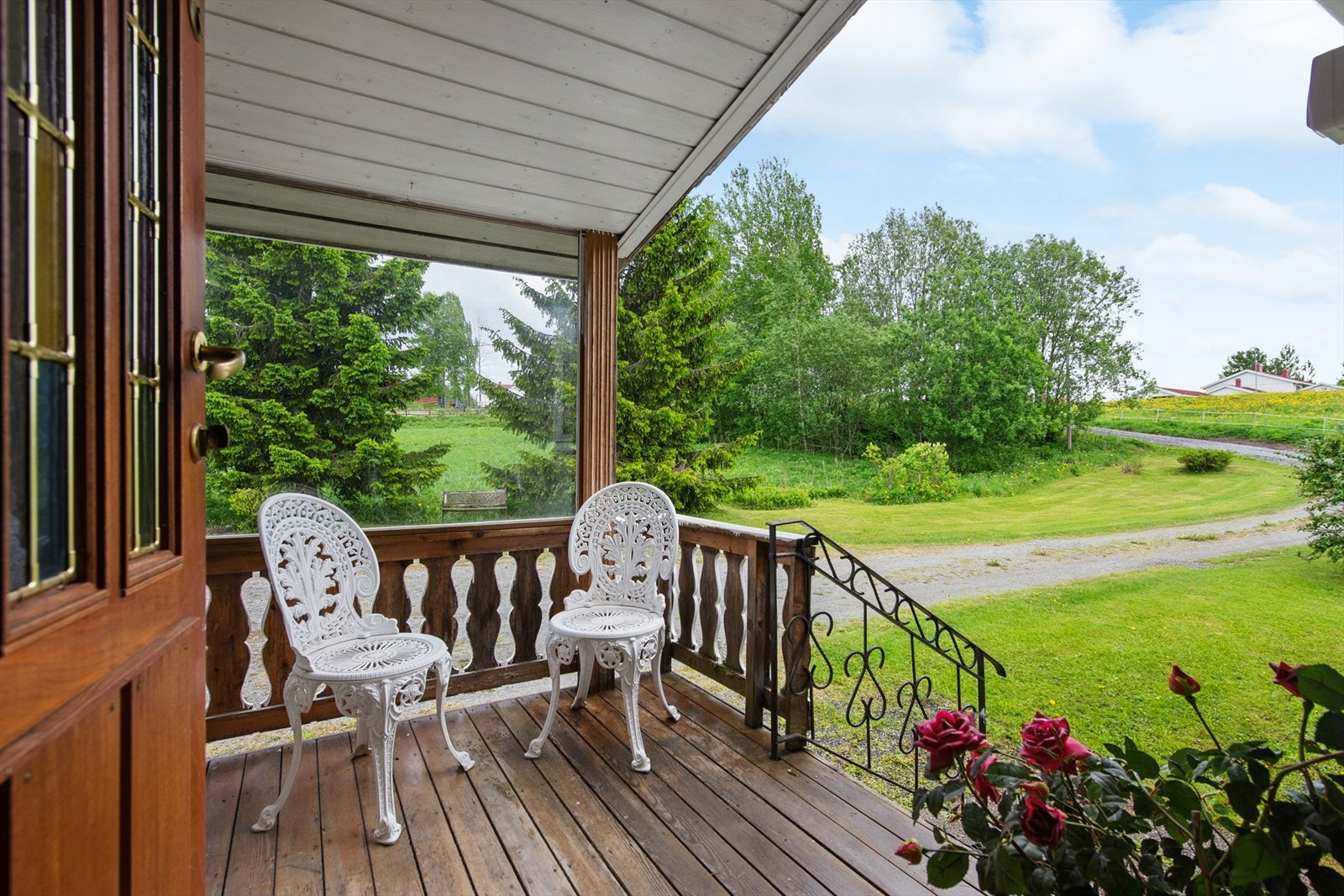 Overbygget inngangsparti med en terrasseplatting på 4 m². Galleribilde
