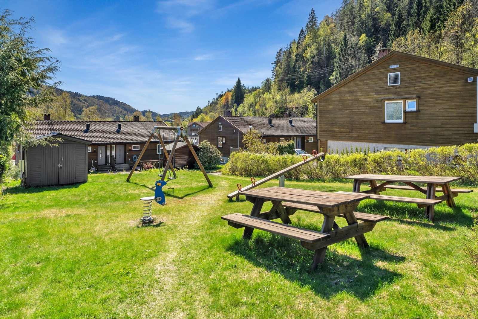 Flott felles uteområde for borettslaget like over gaten Galleribilde
