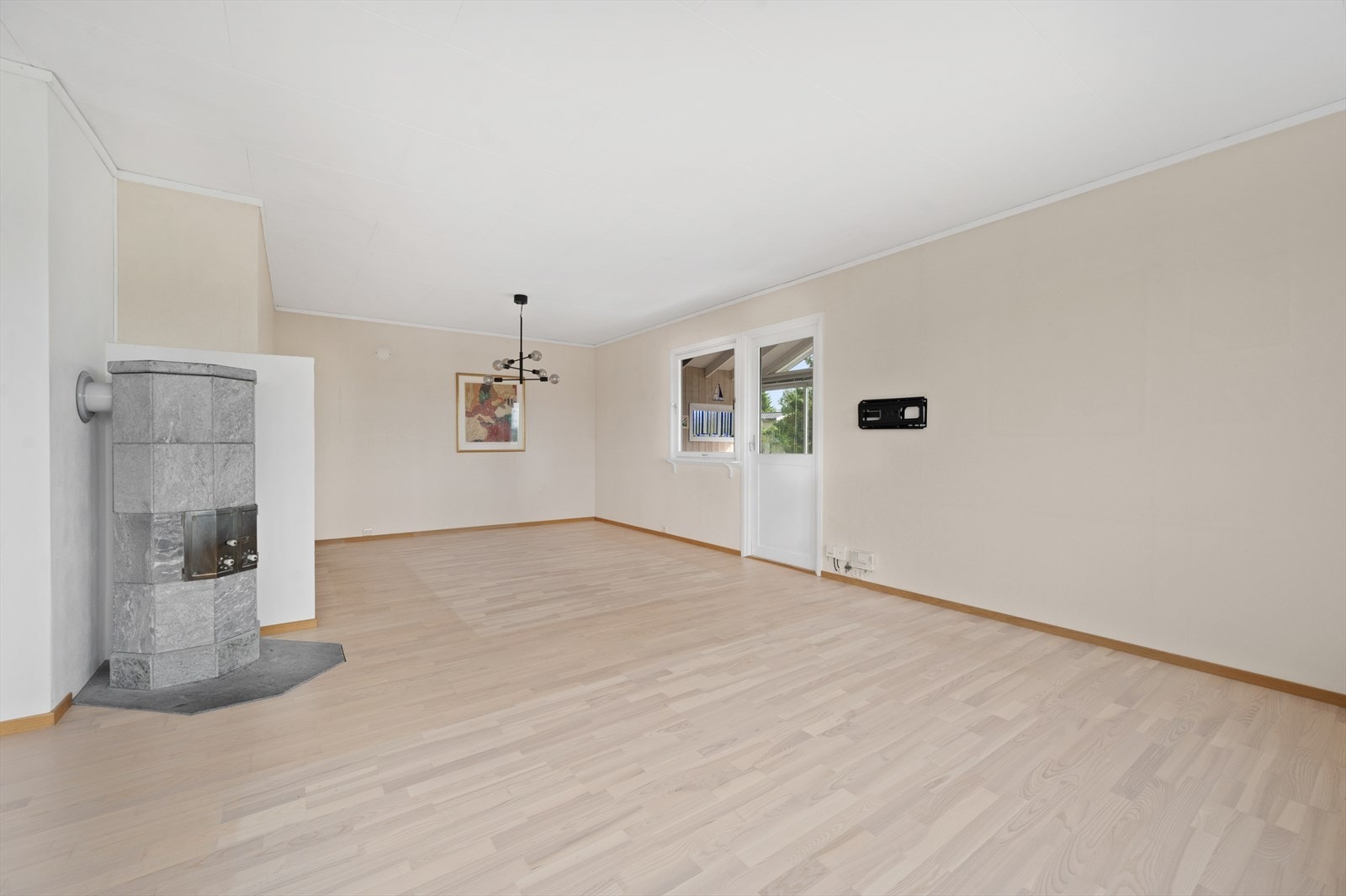 Stor stue med utgang til sommerstue/veranda Galleribilde