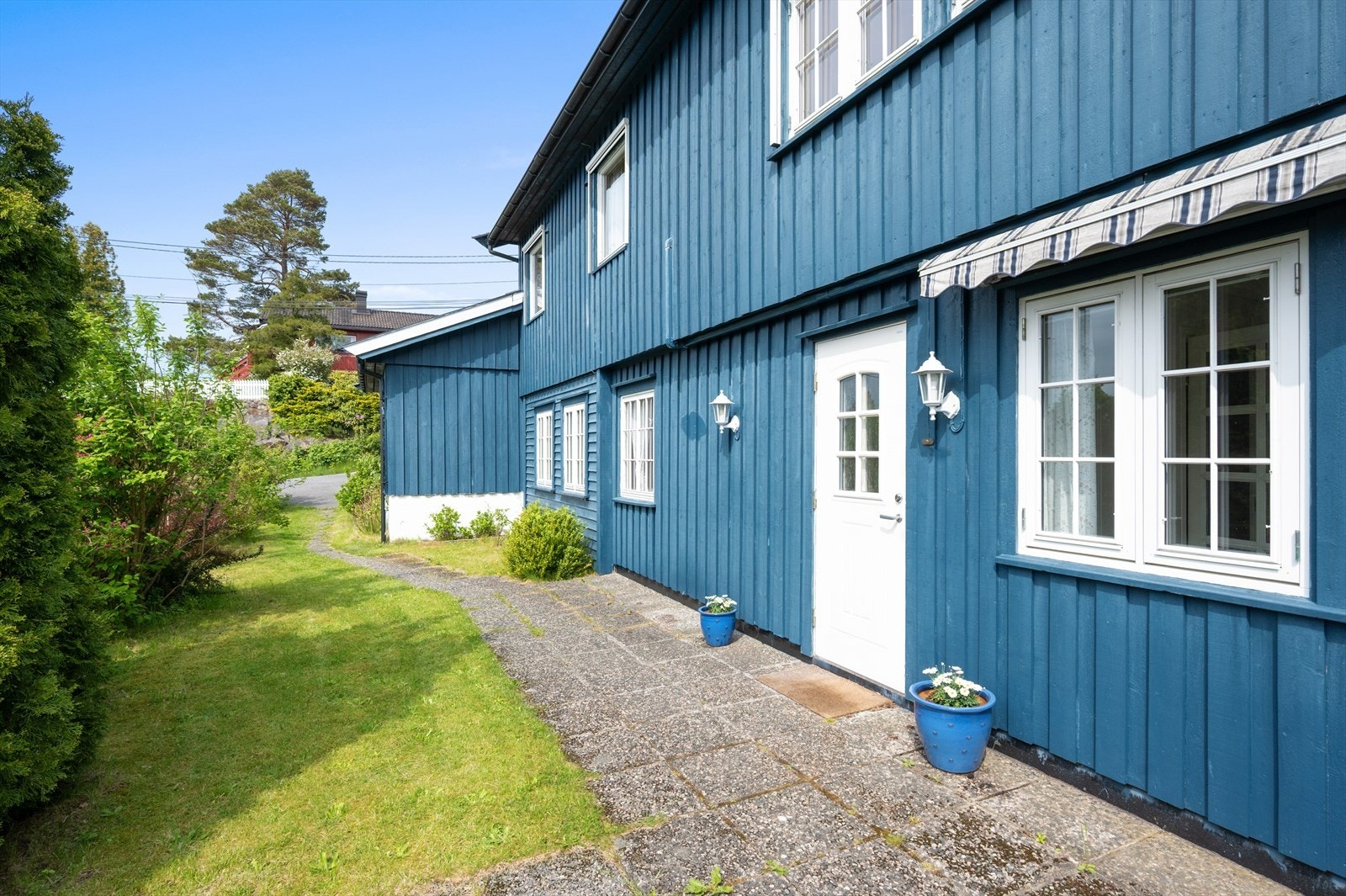 Betongeheller fra garasje til boligens inngang - utplass med betongheller Galleribilde